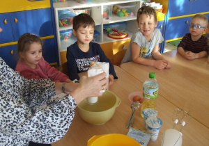 dzieci przygotowują muffiny