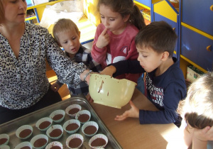 dzieci przygotowują muffiny