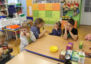 Dzieci poznają różne rodzaje herbat i przypraw korzennych