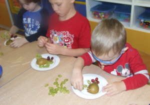 Dzieci robią owocowe jeżyki.