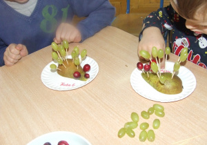Dzieci robią owocowe jeżyki.
