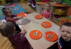 Dzieci pokazują ozdobione przez siebie pierniczki