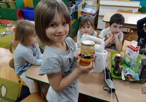 Dzieci poznają składniki piernika
