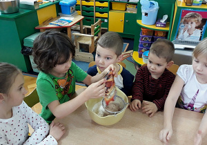 Dzieci wsypują suche składniki piernika