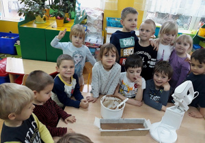 Dzieci i wykonane ciasto