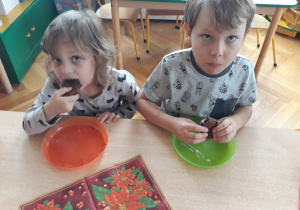 Dzieci jedzą piernik