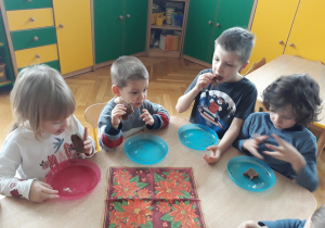 Dzieci jedzą piernik