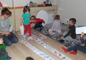 Dzieci układają świąteczne domino.