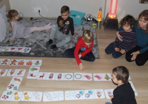 Dzieci układają świąteczne domino.