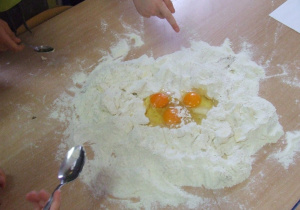 Mąka i wbite jajka.