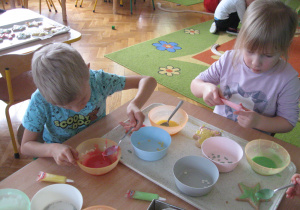 Dzieci ozdabiają ciasteczka.