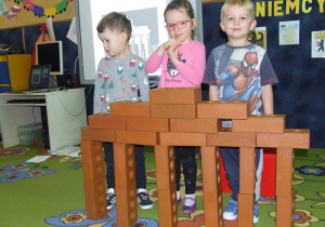 Dzieci prezentują swoja budowlę.