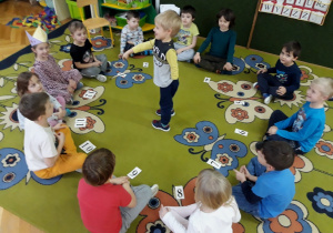 Dzieci bawią się w zegar tarczowy