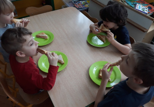 Dzieci jedzą tosty