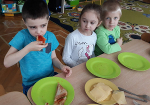 Dzieci jedzą tosty