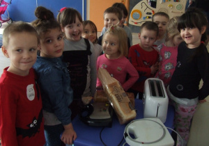 Dzieci oglądają różne rodzaje tostów i opiekaczy.