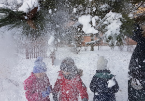 Dzieci oprószone śniegiem.