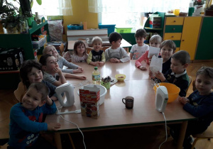 Dzieci przygotowane do wykonania muffinek