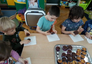 Dzieci jedzą muffinki