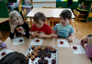 Dzieci jedzą muffinki
