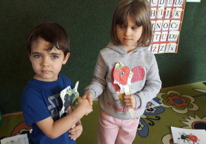 Dzieci przyjmują rolę truskawki i czarnej porzeczki.