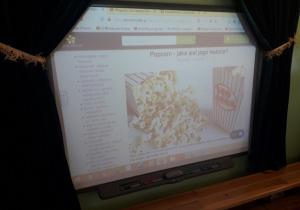 Dzieci oglądają film o historii powstania popcornu.