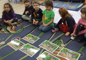 Dzieci słuchają ilustrowanego opowiadanie.