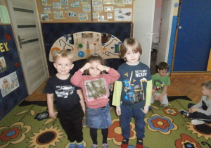 Dzieci pokazują swój lodowy witraż.