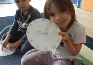 Dziewczynka prezentuje zegar.