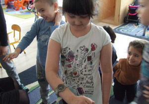 Dziewczynka prezentuje zegarek.