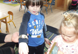 Chłopiec prezentuje zegarek.