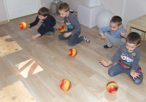 Chłopcy odkrywają jesienny krajobraz na podłodze interaktywnej.