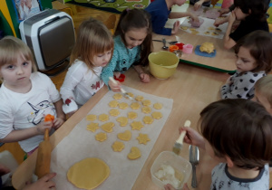 Dzieci smarują ciastka