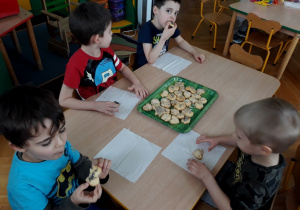 Dzieci jedzą ciasteczka