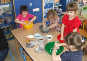 Dzieci przygotowują przysmaki dla ptaków.