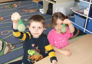 Dzieci pokazują przygotowane kule z przysmakami.
