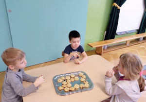 Dzieci jedza ciasteczka