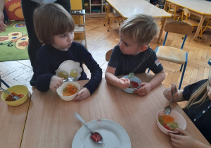 Dzieci jedzą galaretkę.