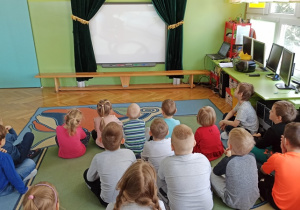 Dzieci oglądają film o działaniu odkurzacza