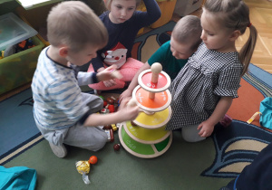 Dzieci w grupie układają produkty na swojej piramidzie zdrowia.