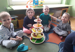 Dzieci w grupie prezentują swoją piramidę zdrowia.