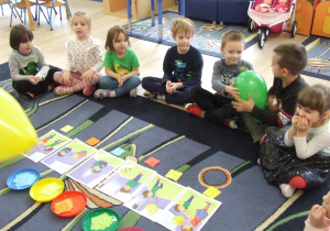 Dzieci podają sobie balonik recytując wierszyk.