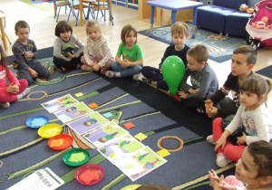 Dzieci podają sobie balonik recytując wierszyk.