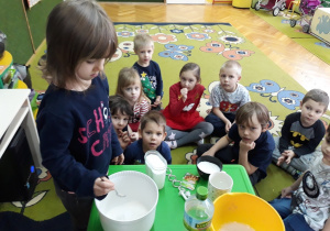 Dzieci robią ciasto