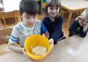 Dzieci pokazują wyrobione ciasto