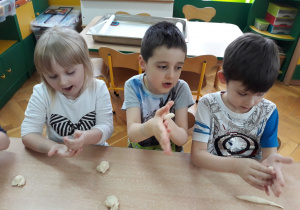 Dzieci formują paluszki z ciasta