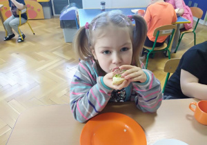 Dzieci jedzą kanapki z kiełkami.