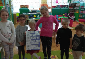 Dzieci prezentują swoją pracę.