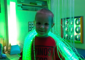 Chłopiec z wężowymi światłami.