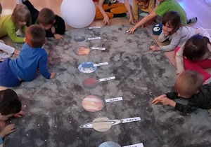 Dzieci układają planety Układu Słonecznego